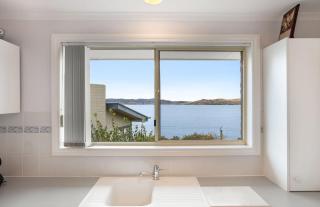 Seaside Serenity: Panoramic Waterfront Retreat - 9