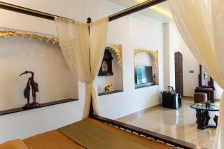 Natural Lake View Hotel - 8