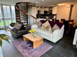 Cader Mountain View Cottage with Hot Tub in Snowdonia - Dolgellau - 0