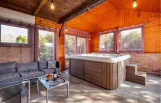 Three-Bedroom Holiday Home In Lekenik - 8