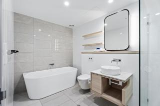 Stunning Ocean View 2 Bedroom Surfers Paradise - 2