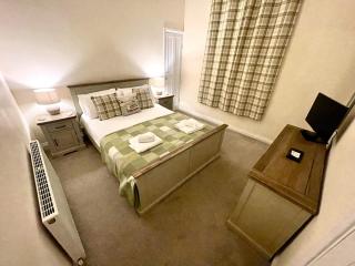 Tidesreach Filey, sleeps 13, close to beach - Filey - 4