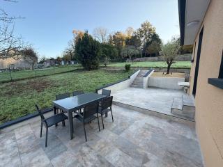 Maison avec jardin, terrasse et double garage - 2