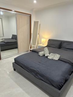 Spacious, cosy and affordable room if no one book in the other 2 room you will stay by yourself in the whole house - 1