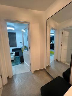 Stunning 2 bed apartment located on high street, 5 minutes from New Cross station, free parking, 1 minute from famous 5 star Lit shisha bar and restaurant - Londra - 1