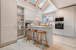 High Tides Elegant & Modern 4-Bedroom Villa in Sandbanks - 2