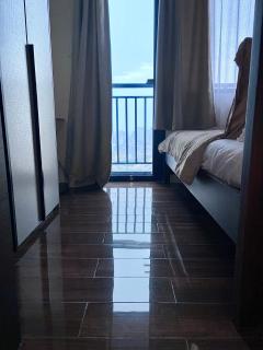 Ikigai's Alpha Makati City View Condo with Balcony Perfect for Relaxation - 1