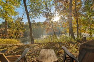 Herons Rest -- Riverfront, Fire Pit, All seasons Porch, Grill, Games, Fishing, Deck, Wifi, River view - Great Cacapon - 0