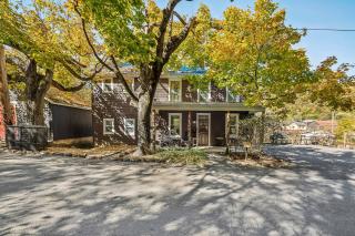Historic William Smith House -- Pet Friendly, Grill, Wifi, Fire Pit, Deck, Family Friendly, Town Location, King Bed, Creekside - Berkeley Springs - 0