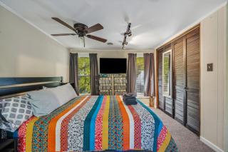 Historic William Smith House -- Pet Friendly, Grill, Wifi, Fire Pit, Deck, Family Friendly, Town Location, King Bed, Creekside - 6