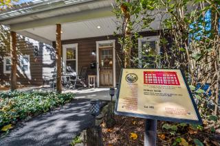 Historic William Smith House -- Pet Friendly, Grill, Wifi, Fire Pit, Deck, Family Friendly, Town Location, King Bed, Creekside - Berkeley Springs - 4