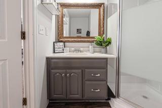 Glamorous Renovated Modern Home - Evansville - 6