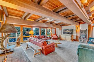 3-Level Getaway Minutes from Lake Tahoe - 0