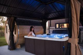 Riverfront Retreat Modern Home w Sauna and Hot Tub - Campbellford - 6