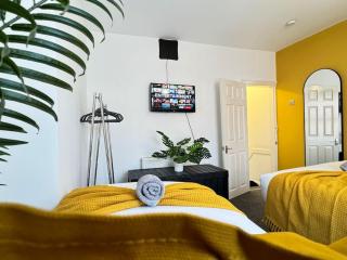 TV in Every Room Free Parking - Liverpool - 8