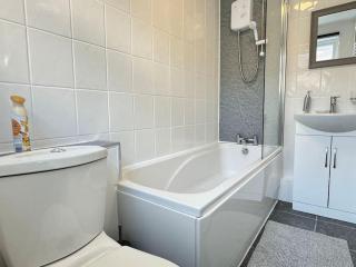 TV in Every Room Free Parking - Liverpool - 7