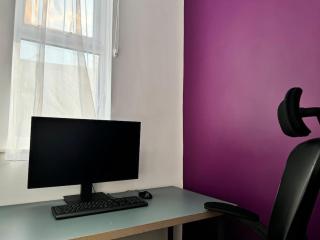 TV in Every Room Free Parking - Liverpool - 5