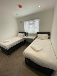 Lux 2 Bedroom Hse, Free Parking, Close to station - Crayford - 1