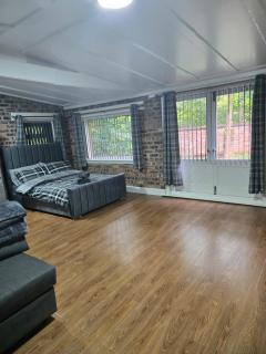 Rainsough Cottage Entire House Sleeps Upto 22 - Free Parking & WiFi - 3