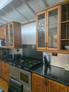 Rainsough Cottage Entire House Sleeps Upto 22 - Free Parking & WiFi - Manchester - 5