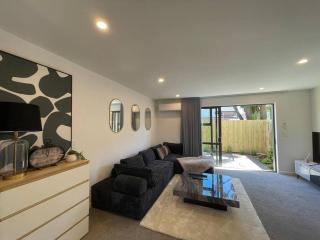 Stylish 2 Bed Retreat Close to CBD With Parking - Christchurch - 8