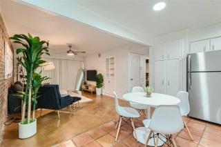 Walkable Dtwn 2B Getaway - Sleeps 5 - Pool, Prkg - Austin - 6
