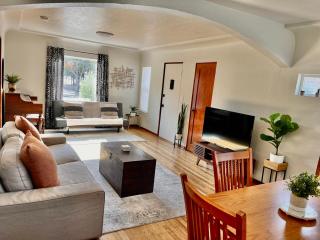 Charming downtown home by bike trail, river and coffee! - Redding - 8