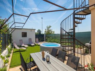 Spacious home with bubble bath and garden - Vodnjan - 8