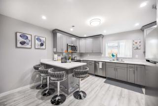 Kirkland Home with 2 Queen Beds - Totem Lake Village - 0