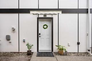 Kirkland Home with 2 Queen Beds - Totem Lake Village - 2