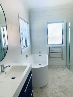 Executive Family Home with Outdoor Pool & Games Room - 6