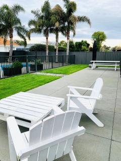 Executive Family Home with Outdoor Pool & Games Room - 3