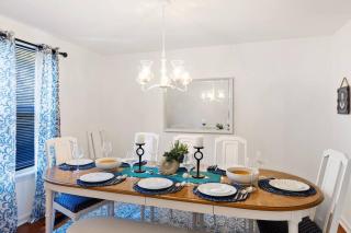 The Poolside Retreat - Spacious 4 bdrm with pool, hot tub,firepit,games,dogs welcome - Charlotte - 8