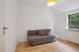 Lille hus nær by og hav - 0