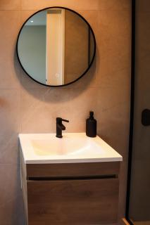 Large Bedroom with Private Bathroom Plus Shared Kitchen and Amenities - Auckland - 3