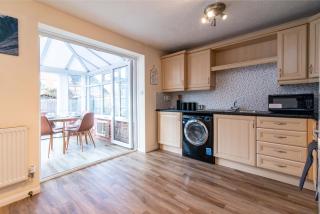 Mandarin Styles 3 Bedroom w Garden in Derby - 3