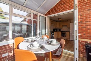 Mandarin Styles 3 Bedroom w Garden in Derby - 6