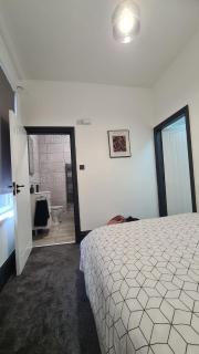 Deluxe 2-bed Apartment, Birmingham - Birmingham - 4