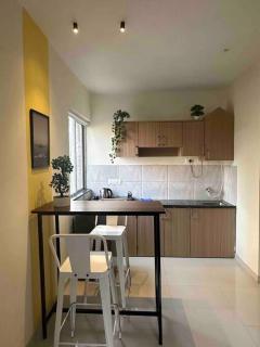 Sunflower Pvt Studio Room in Koregaon Park with AC WiFi Smart TV - Pune - 3