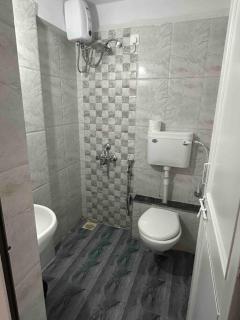 Sunflower Pvt Studio Room in Koregaon Park with AC WiFi Smart TV - Pune - 1