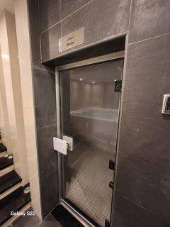 Entire 1 Bedroom Apartment with Swimming Pool andJaccuzi in Business Bay, heart of Dubai - Dubai - 6