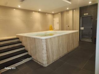 Entire 1 Bedroom Apartment with Swimming Pool andJaccuzi in Business Bay, heart of Dubai - 2
