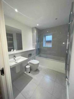 Tasteful furnished modern 3 bedroom detached home - Garston - 8