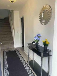 Tasteful furnished modern 3 bedroom detached home - Garston - 2