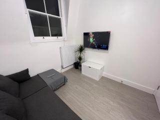 2 Bed Apartment in Central London on 3rd floor - Newly refurbished - No lift - 1
