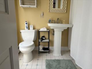 Modern Cottage Downtown NPT-Waites Wharf Cottage RE05618-STR - 4