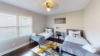 Blissful Townhouse Retreat - Stockbridge - 2