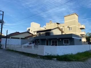 Casa com tres dormitoria a uma quadra da praia - Bombinhas - 0