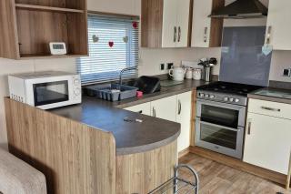 3-Bed Caravan - Sleeps 8 - Pet Friendly - Pool - Skegness - 9