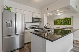 Waterfront Balcony Pool AC Smart TV - Tampa - 4